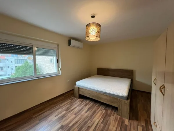 Tirane, jepet me qera apartament 1+1 Kati 3, 65 m² 520 € (Rruga Mihal Grameno)