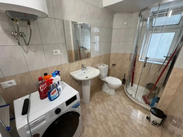 Tirane, jepet me qera apartament 1+1 Kati 3, 65 m² 520 € (Rruga Mihal Grameno)
