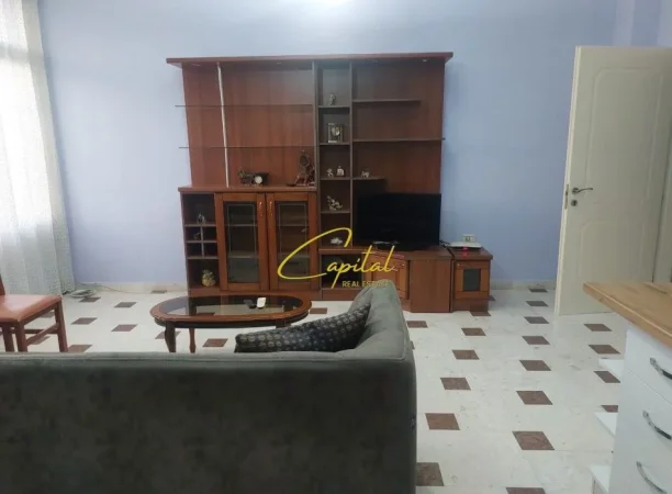 Tirane, jepet me qera apartament 3+1 Kati 1, 100 m² 700 € (PAZARI I RI)