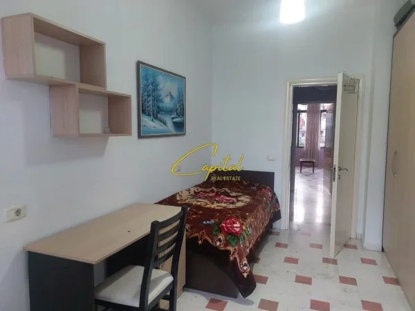 Tirane, jepet me qera apartament 3+1 Kati 1, 100 m² 700 € (PAZARI I RI)