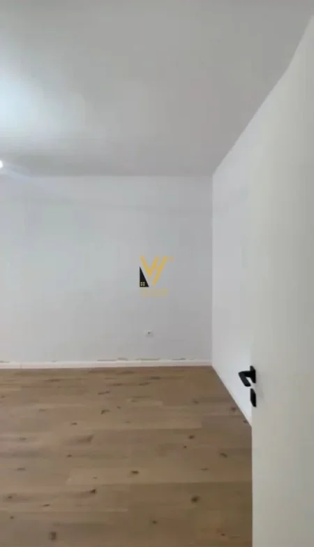Tirane, jepet me qera zyre Kati 4, 70 m² 1.000 € (BLLOK)
