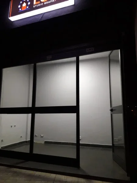 Tirane, jap me qera dyqan Kati 0, 170 € (Rr. e Durrësit)