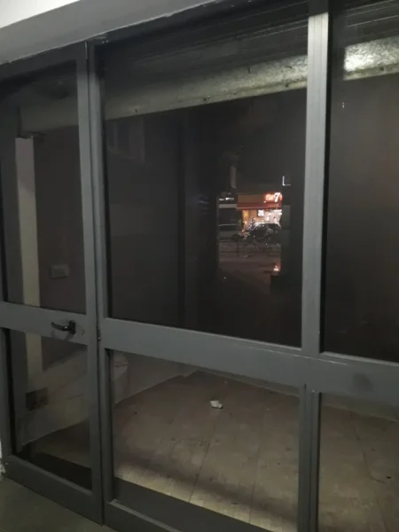 Tirane, jap me qera dyqan Kati 0, 170 € (Rr. e Durrësit)