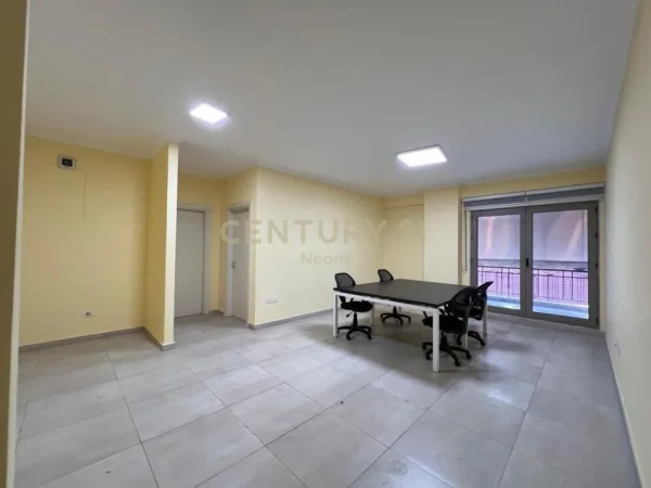 Tirane, jepet me qera zyre Kati 1, 75 m² 750 € (Neom116760)