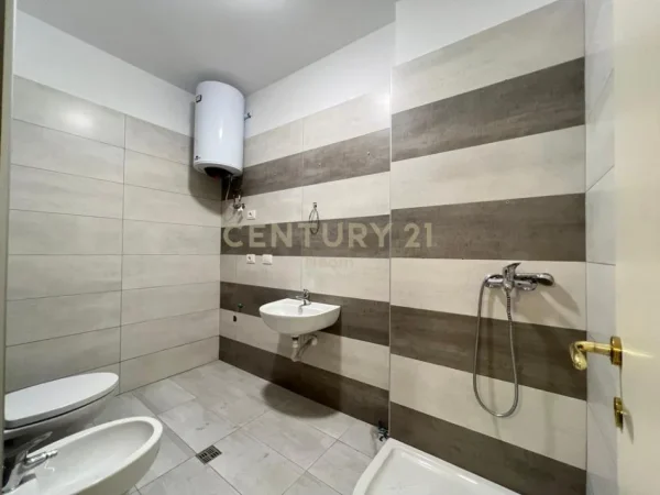 Tirane, jepet me qera zyre Kati 1, 75 m² 750 € (Neom116760)