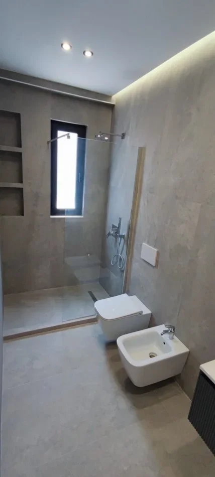 Tirane, jepet me qera zyre Kati 4, 105 m² 550 € (Rezidenca Green Harmony, Porcelan)