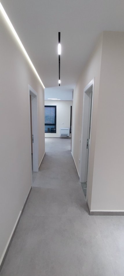 Tirane, jepet me qera apartament 2+1+Ballkon Kati 4, 115 m² 550 € (Rezidenca Harmonuy)