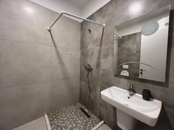 Tirane, jepet me qera apartament 1+1 Kati 3, 75 m² 700 € (Rruga E Elbasanit)