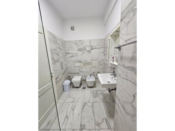 Tirane, jepet me qera apartament 3+1 Kati 9, 132 m² 1.200 € (Kompleksin Delijorgji)