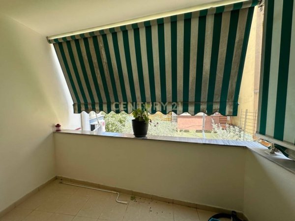 Tirane, jepet me qera apartament 1+1 Kati 2, 75 m² 550 € (stacioni trenit)