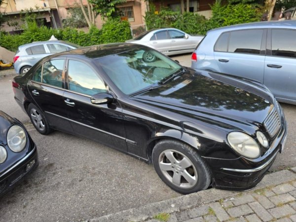 Tirane, shes makine Mercedes Benz E 200 Avangarde Nafte, e zeze automatik 3.000 €