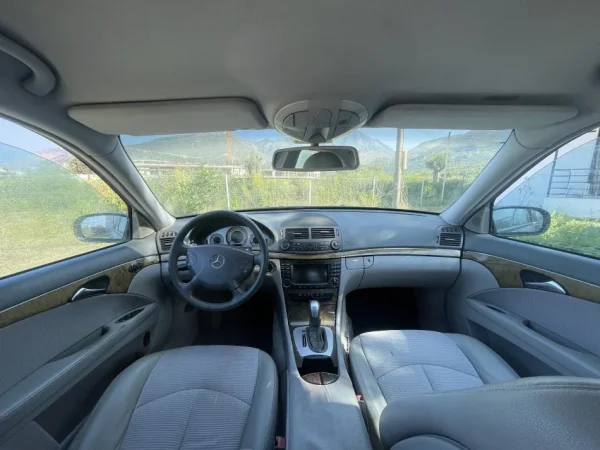 Tirane, shes makine Mercedes Benz E 200 Avangarde Nafte, e zeze automatik 3.000 €