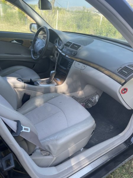Tirane, shes makine Mercedes Benz E 200 Avangarde Nafte, e zeze automatik 3.000 €