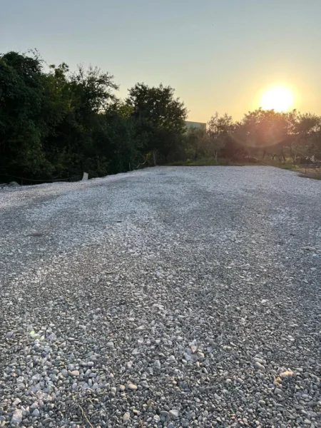 Shqiperi, jepet me qera toke , 700 m² (Mezez)