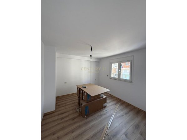 Tirane, jepet me qera zyre Kati 3, 73 m² 800 € (Ish Bllok)