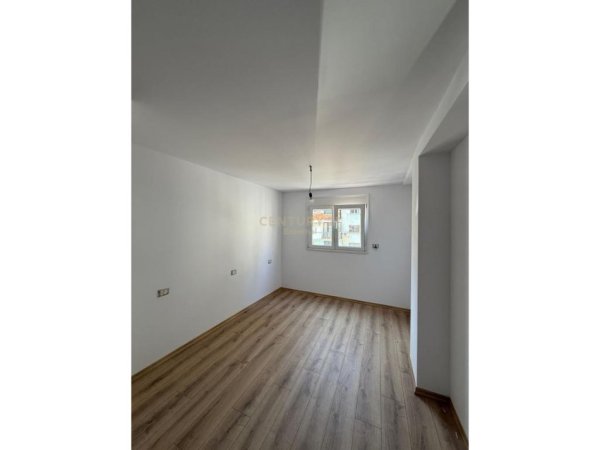 Tirane, jepet me qera zyre Kati 3, 73 m² 800 € (Ish Bllok)