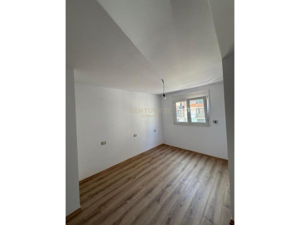 Tirane, jepet me qera zyre Kati 3, 73 m² 800 € (Ish Bllok)