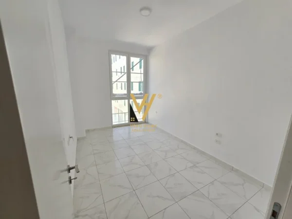 Tirane, jepet me qera zyre Kati 2, 110 m² 1.000 € (NISHARAKU)