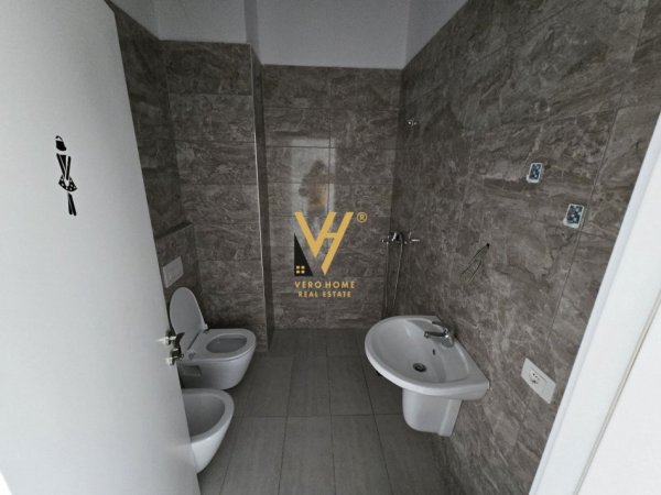 Tirane, jepet me qera zyre Kati 2, 110 m² 1.000 € (NISHARAKU)