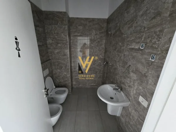 Tirane, jepet me qera zyre Kati 2, 110 m² 1.000 € (NISHARAKU)