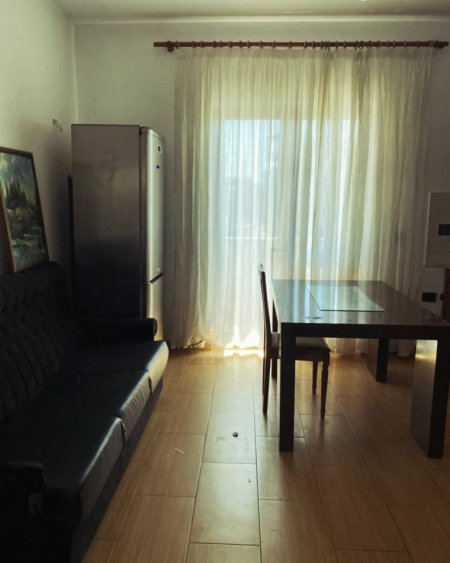 Tirane, jepet me qera apartament 1+1+Aneks+Ballkon Kati 2, 65 m² 400 € (rruga e kavajes)