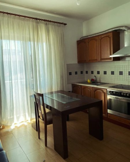 Tirane, jepet me qera apartament 1+1+Aneks+Ballkon Kati 2, 65 m² 400 € (rruga e kavajes)