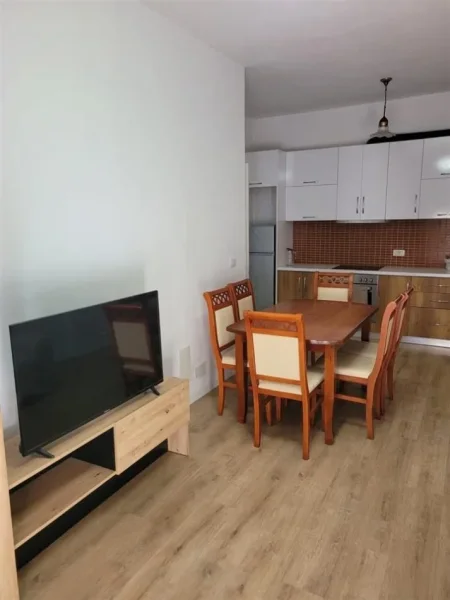 Tirane, jepet me qera apartament 1+1+Ballkon Kati 6, 60 m² 400 € (RRUGA 5 MAJI)