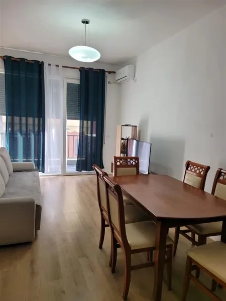 Tirane, jepet me qera apartament 1+1+Ballkon Kati 6, 60 m² 400 € (RRUGA 5 MAJI)