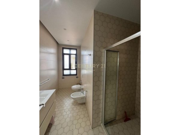 Tirane, jepet me qera apartament 2+1 Kati 5, 115 m² 1.400 € (Kopshti Zoologjik)