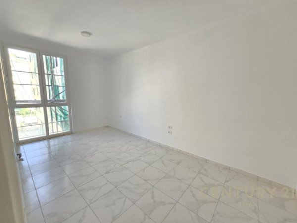 Tirane, jepet me qera zyre Kati 3, 111 m² 1.000 € (Pas Square 21)