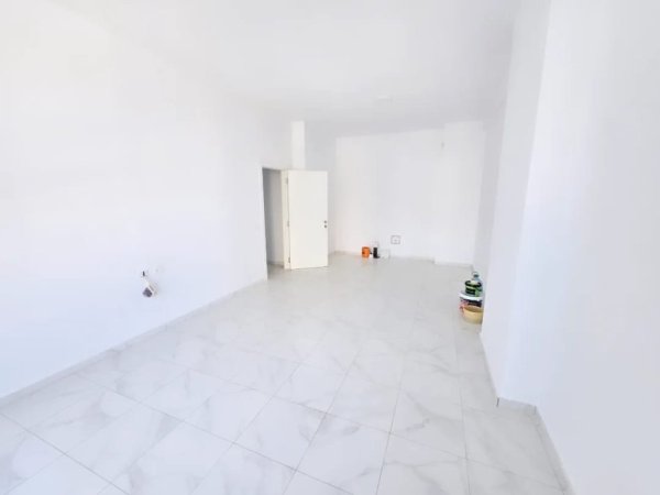 Tirane, jepet me qera apartament 3+1+Aneks+Ballkon Kati 2, 110 m² 1.000 € (rruga e kavajes)