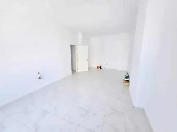 Tirane, jepet me qera zyre Kati 2, 110 m² 1.000 € (rruga e kavajes)