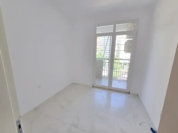 Tirane, jepet me qera zyre Kati 2, 110 m² 1.000 € (rruga e kavajes)