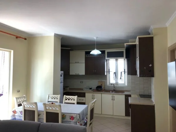Tirane, jepet me qera apartament 1+1+Ballkon Kati 4, 65 m² 500 € (SELITE)