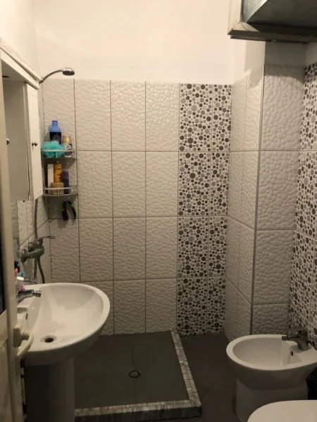 Tirane, jepet me qera apartament 1+1+Ballkon Kati 4, 65 m² 500 € (SELITE)