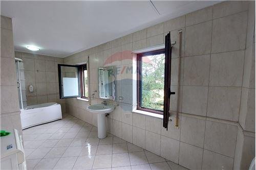 Tirane, jepet me qera apartament 2+1 Kati 2, 129 m² 700 € (rruga Dervish Hima)