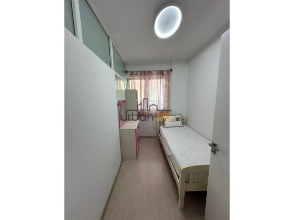 Tirane, jepet me qera apartament 3+1+Ballkon Kati 3, 100 m² 900 € (Pazari i Ri)