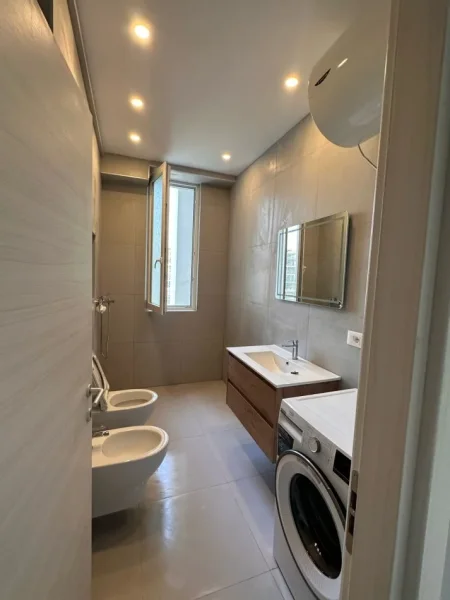 Tirane, jepet me qera apartament duplex 1+1+Ballkon Kati 3, 75 m² 550 € (RIVER REZIDENCE)