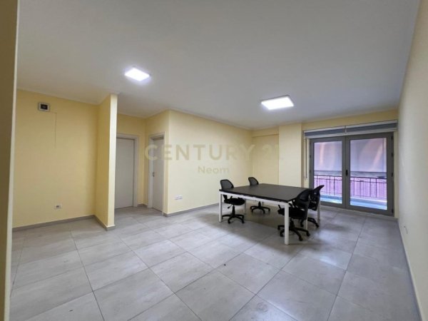 Tirane, jepet me qera zyre Kati 1, 75 m² 750 € (DELIJORGJI)