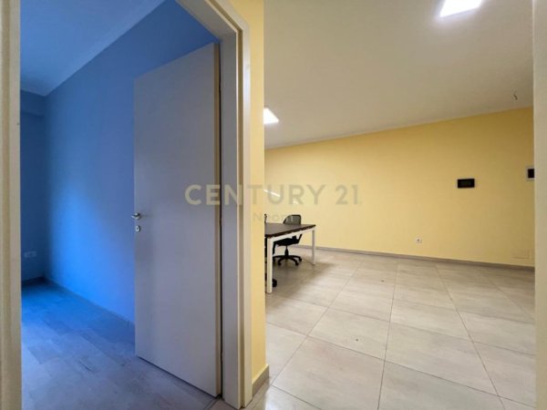 Tirane, jepet me qera zyre Kati 1, 75 m² 750 € (DELIJORGJI)