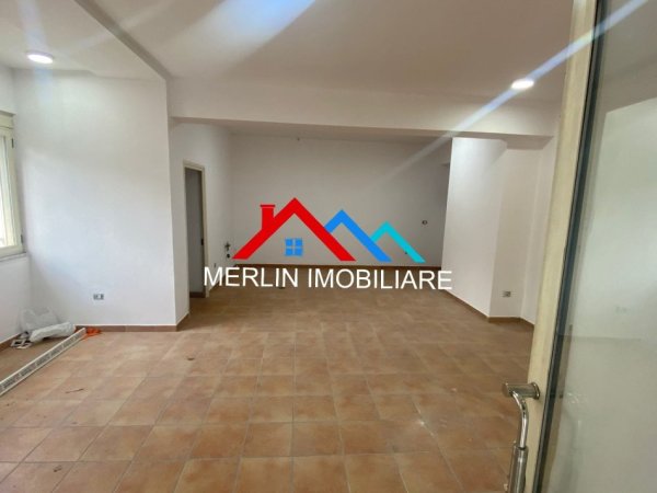 Tirane, jepet me qera ambjent biznesi Kati 0, 60 m² 500 € (RRUGA FADIL BODINAKU)