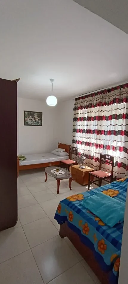 Tirane, jepet me qera apartament 2+1+Aneks+Ballkon Kati 2, 75 m² 450 € (Rr. Ali Demi Te Azili pallat buze rruge)