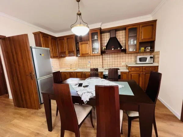 Tirane, jepet me qera apartament 2+1+Aneks+Ballkon Kati 10, 110 m² 800 € 
