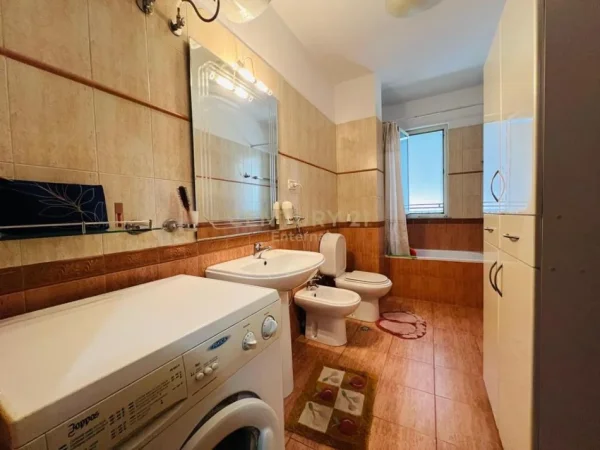 Tirane, jepet me qera apartament 2+1+Aneks+Ballkon Kati 10, 110 m² 800 € 