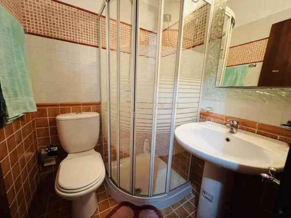 Tirane, jepet me qera apartament 2+1+Aneks+Ballkon Kati 10, 110 m² 800 € 