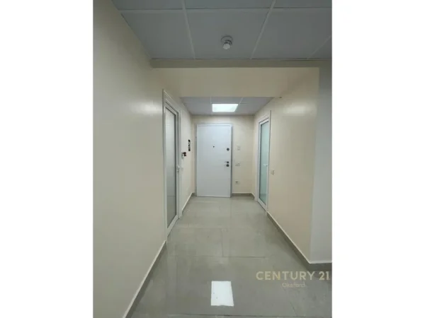 Tirane, jepet me qera zyre Kati 3, 150 m² 2.200 € 