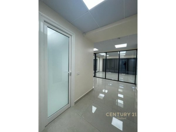 Tirane, jepet me qera zyre Kati 3, 150 m² 2.200 € 