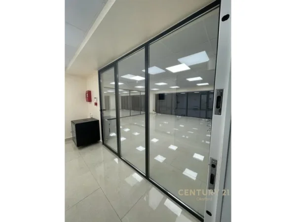 Tirane, jepet me qera zyre Kati 3, 150 m² 2.200 € 