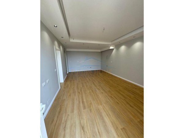 Tirane, shitet apartament 3+1 Kati 2, 137 m² 180.000 € (Fresku)
