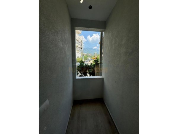 Tirane, shitet apartament 3+1 Kati 2, 137 m² 180.000 € (Fresku)